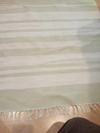 Alfombra verde y blanca