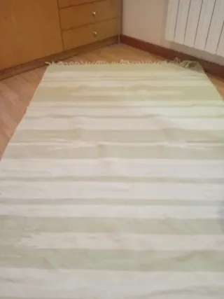 Alfombra verde y blanca