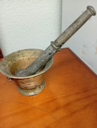 Mortero de bronce antiguo