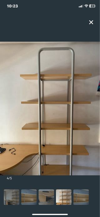 Escritorio con estantería