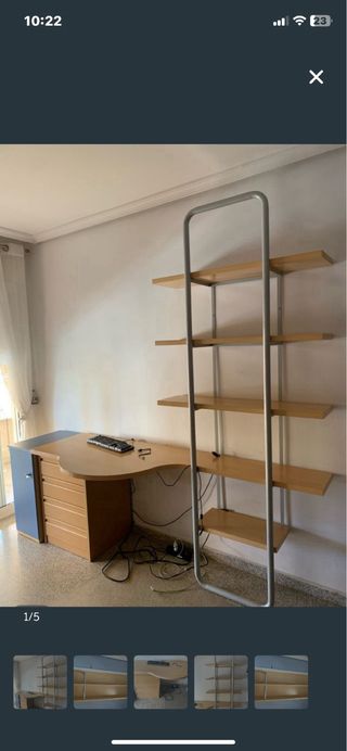 Escritorio con estantería