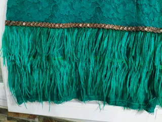 Vestido verde con plumas y pedrería