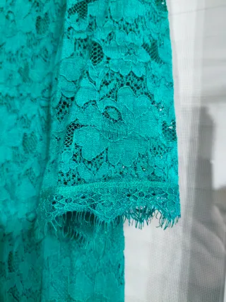Vestido verde con plumas y pedrería