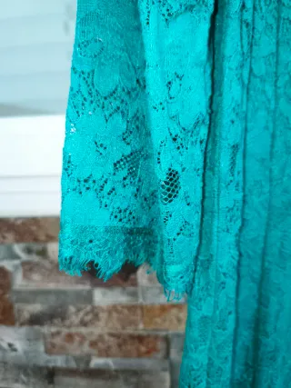 Vestido verde con plumas y pedrería