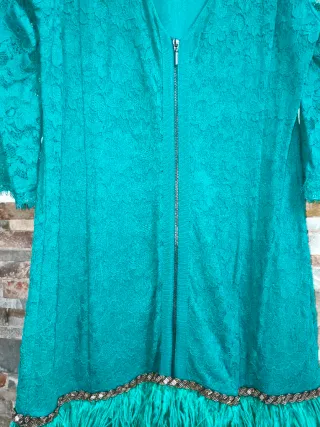Vestido verde con plumas y pedrería