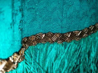 Vestido verde con plumas y pedrería