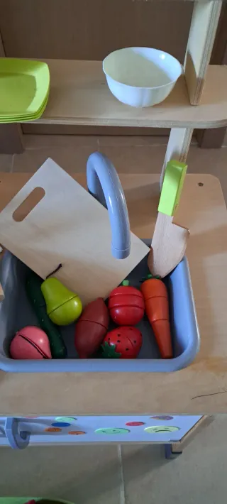 Cocina de madera con accesorios