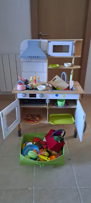 Cocina de madera con accesorios