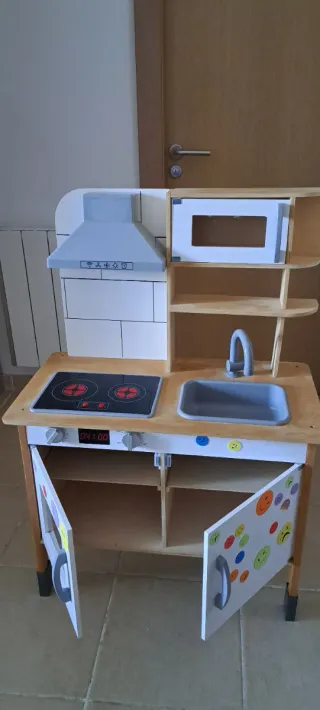 Cocina de madera con accesorios