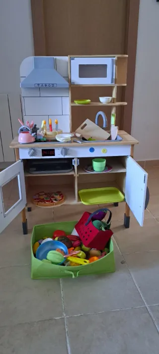 Cocina de madera con accesorios