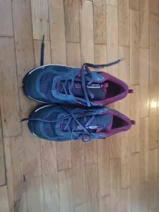 Zapatos de senderismo grises y morados