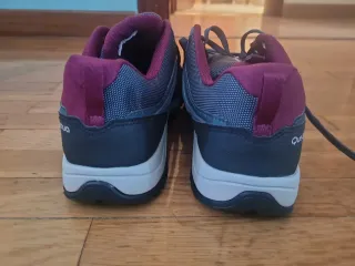 Zapatos de senderismo grises y morados