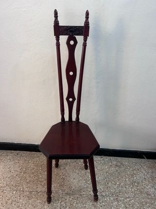 Silla de madera antigua