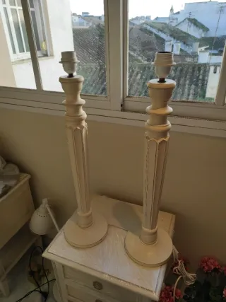 Lámparas de mesa beige y blancas