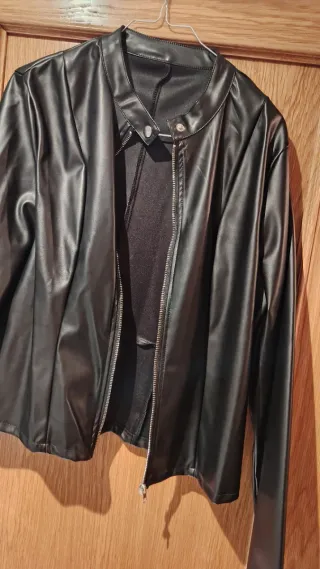 Chaqueta polipiel negra
