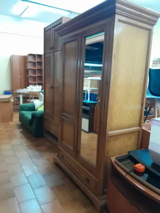 Armario de madera con puertas de cristal