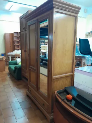 Armario de madera con puertas de cristal