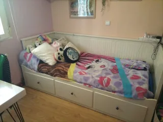 Cama blanca con cajones