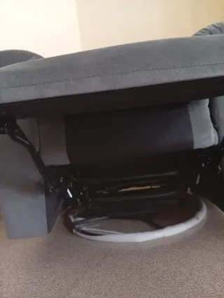 Sillón reclinable gris con funda multicolor