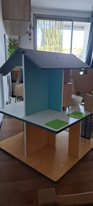 Casa de muñecas de madera con muebles