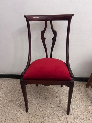 Elegante silla antigua de madera y tela