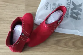 Botines rojos con tachuelas