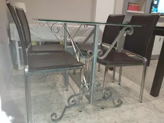 Mesa de cristal y 4 sillas
