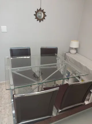 Mesa de cristal y 4 sillas