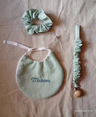 Pack regalo bebé: babero, chupetero y scrunchie