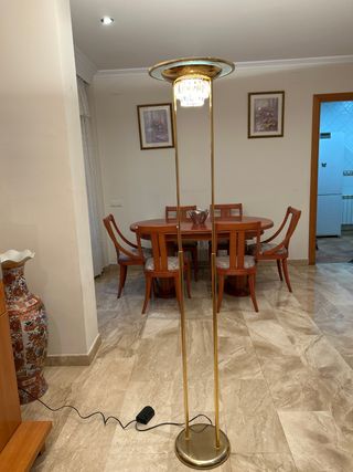 Lámpara de pie dorada con cristal