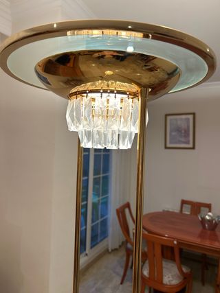 Lámpara de pie dorada con cristal