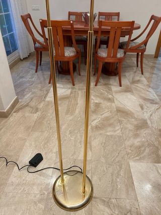 Lámpara de pie dorada con cristal