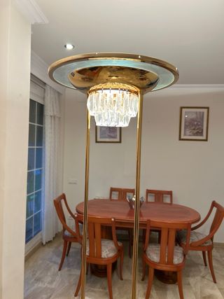 Lámpara de pie dorada con cristal