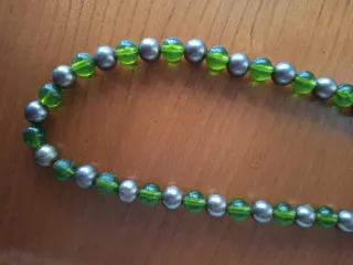 Colar de contas verdes e prateadas