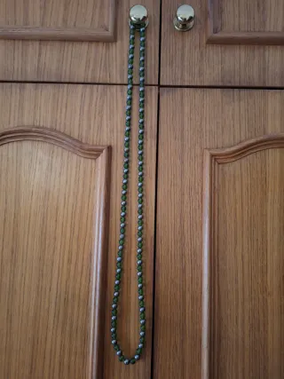 Colar de contas verdes e prateadas