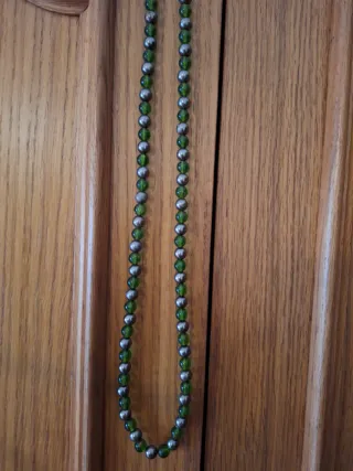 Colar de contas verdes e prateadas