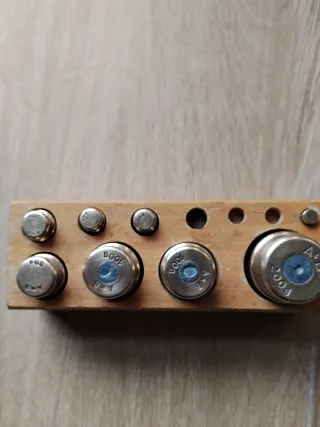 Juego de pesas antiguas de latón (incompleto)