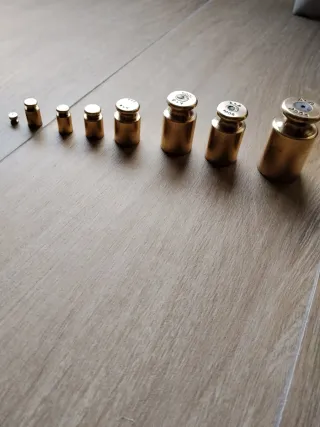 Juego de pesas antiguas de latón (incompleto)