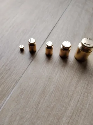 Juego de pesas antiguas de latón (incompleto)