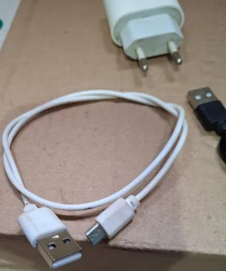 Cables USB y Cargador Móvil