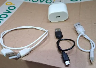 Cables USB y Cargador Móvil