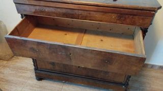 Cómoda antigua de madera