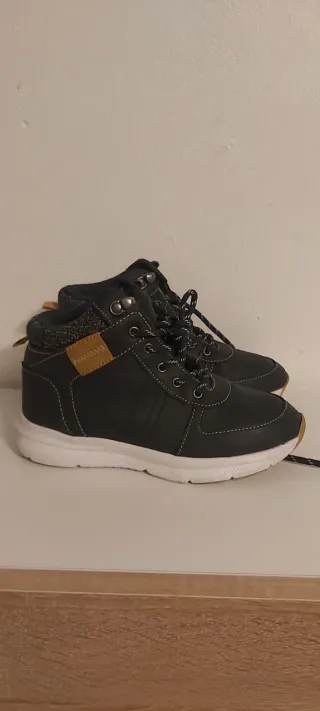 Botas negras y blancas