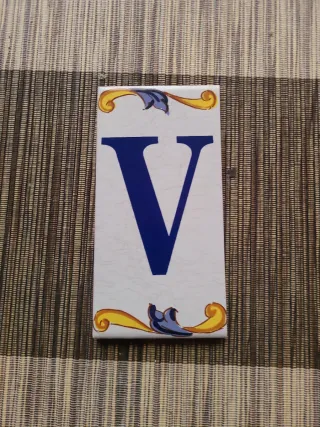 Azulejo Cerámica Letra V Decorado