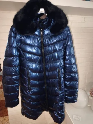 Abrigo azul brillante con capucha