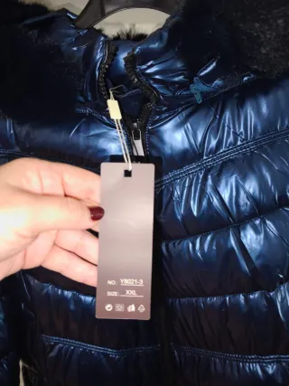 Abrigo azul brillante con capucha