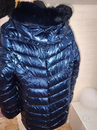 Abrigo azul brillante con capucha