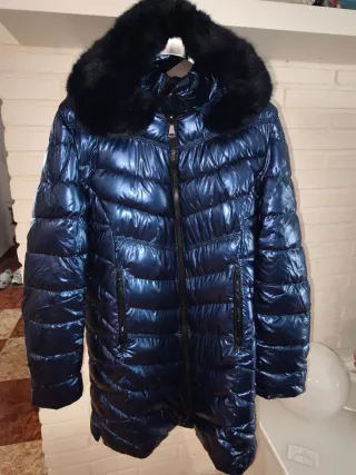 Abrigo azul brillante con capucha