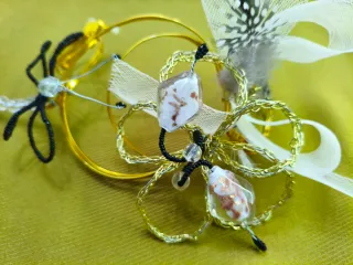 Tocado de fiesta dorado y blanco