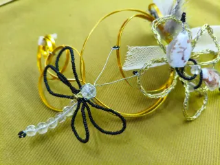 Tocado de fiesta dorado y blanco